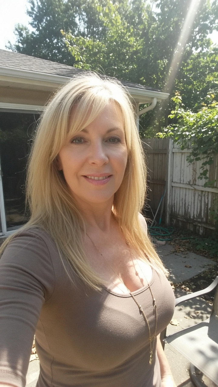 Brigitte, 53